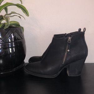 Universal Thread Black Women’s Leather Booties